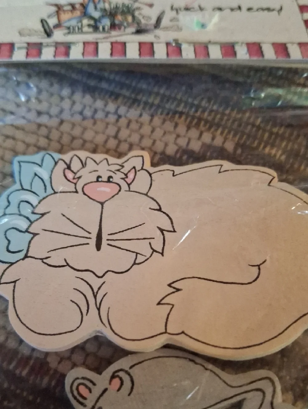 Small Wood Cat With Mouse